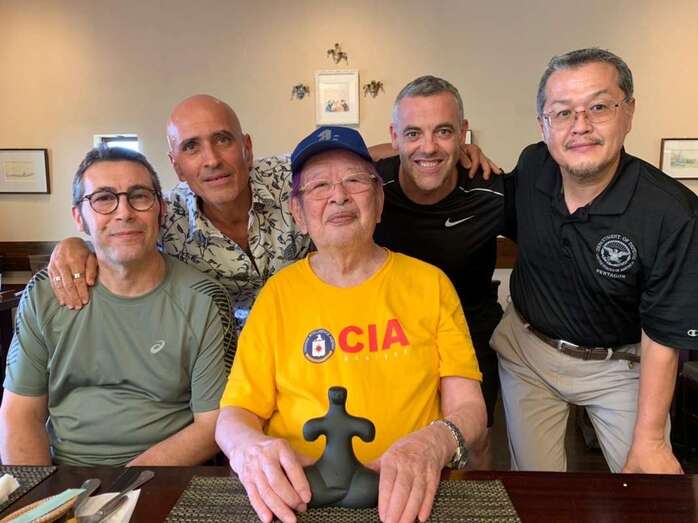 Momento de la entrega de la figura/TA.